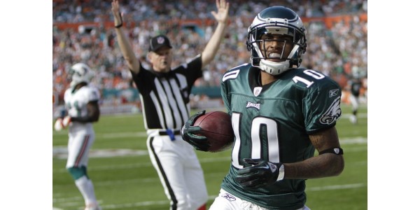 El famoso receptor DeSean Jackson viste una camiseta de los Philadelphia Eagles y anuncia su retiro